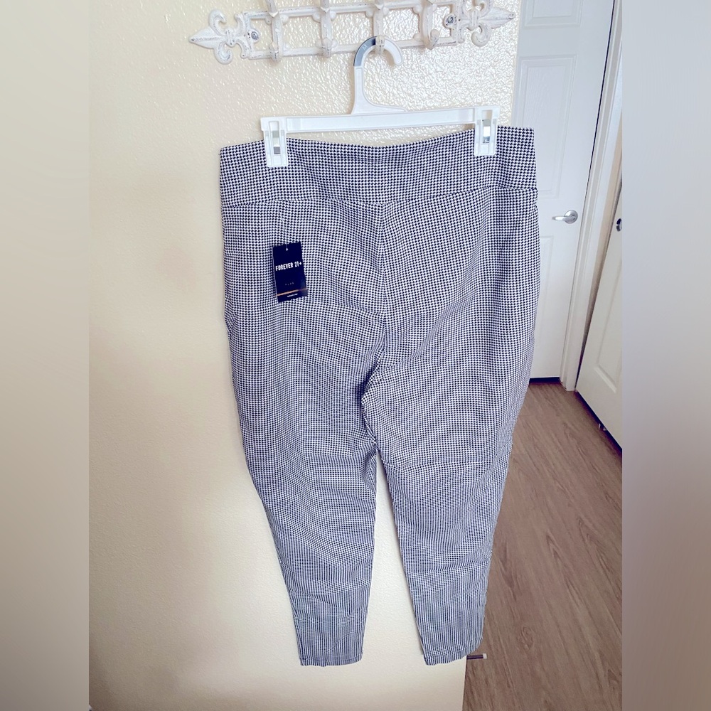 Forever 21 Plus size dress pants in size xxl. Fine houndstooth print and comfy.